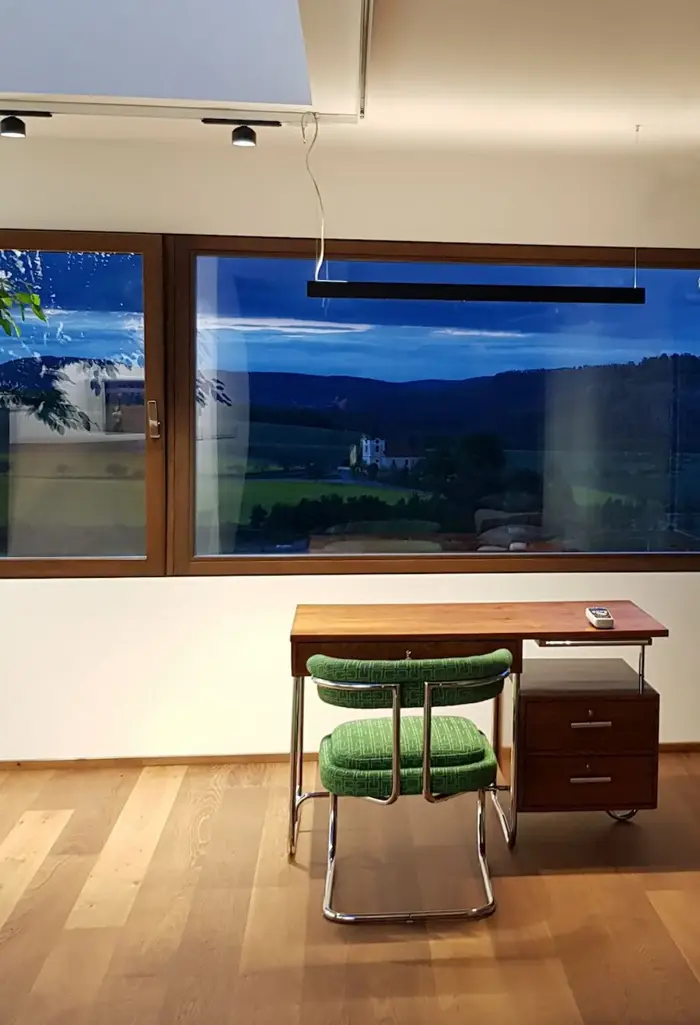 Lineární tenké svítidlo Halla Lina45, vhodné na home office, do kanceláří, ale i jako hlavní osvětlení nad jídelní stůl.