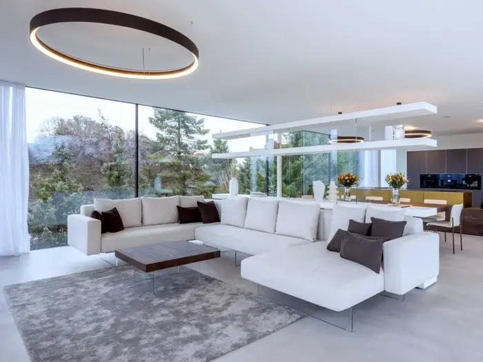 Elegantní moderní kruhové svítidlo Indi. Průměr 150cm, svítí přímo-nepřímo. Chytré ovládání stmívá každou složku světla zvlášť.