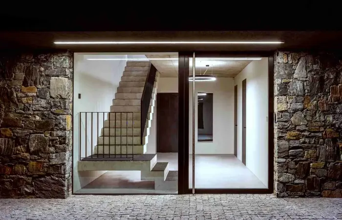 Kombinace lineárního a kruhového svítidla o stejné šířce může být elegantní řešení do každého moderního prostoru.