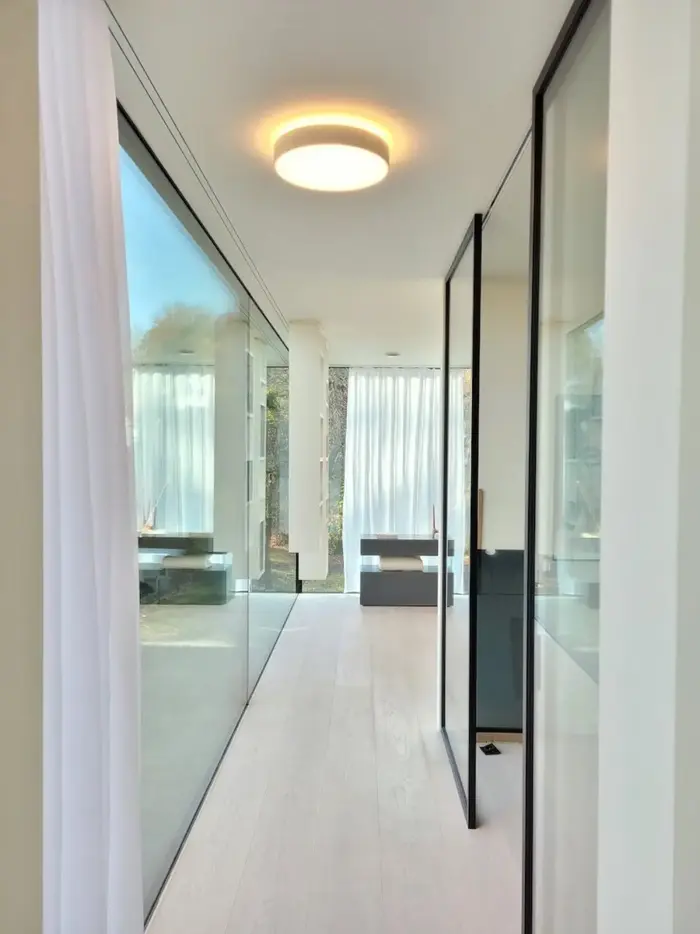Kruhové svítidlo Halla Rundo, hliníkový rámeček, čistý design, příjemně svítí a hlavně neoslňuje.