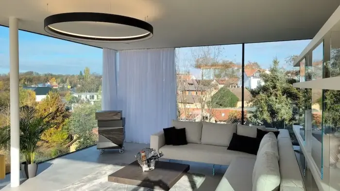 Elegantní kruhové svítidlo Indi o průměru 150cm dodá velkému prostoru eleganci. Svítí přímo-nepřímo a díky našemu chytrému ovládání lze stmívat každou složku světla zvlášť.