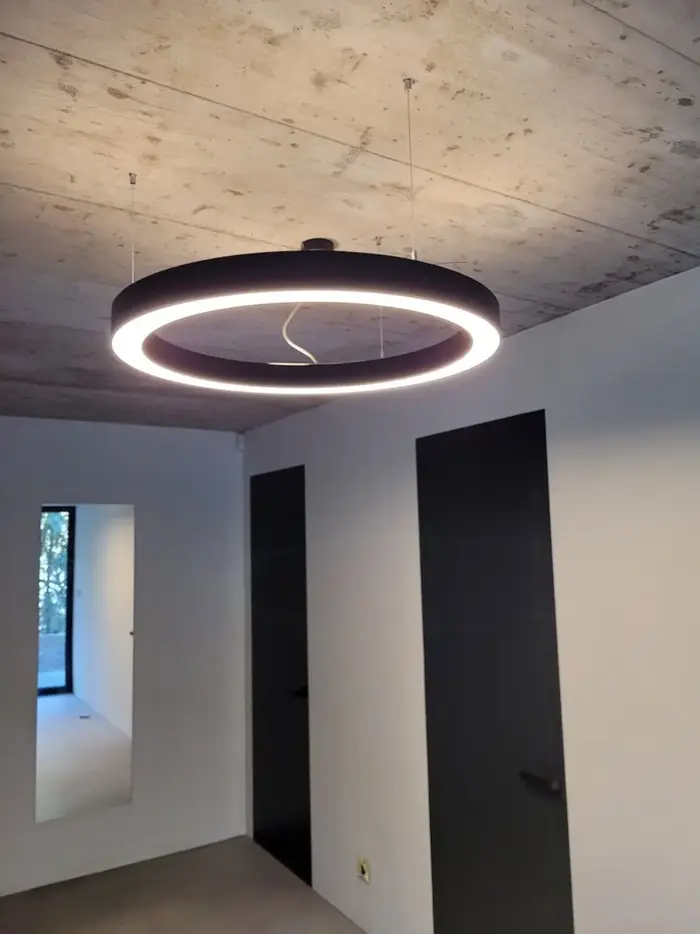 Moderní svítidlo Halla Rotao60 průměr 80cm. Přímo-nepřímo svítící. Zapojené na senzor, světlo je k dispozici vždy, kdy je třeba.