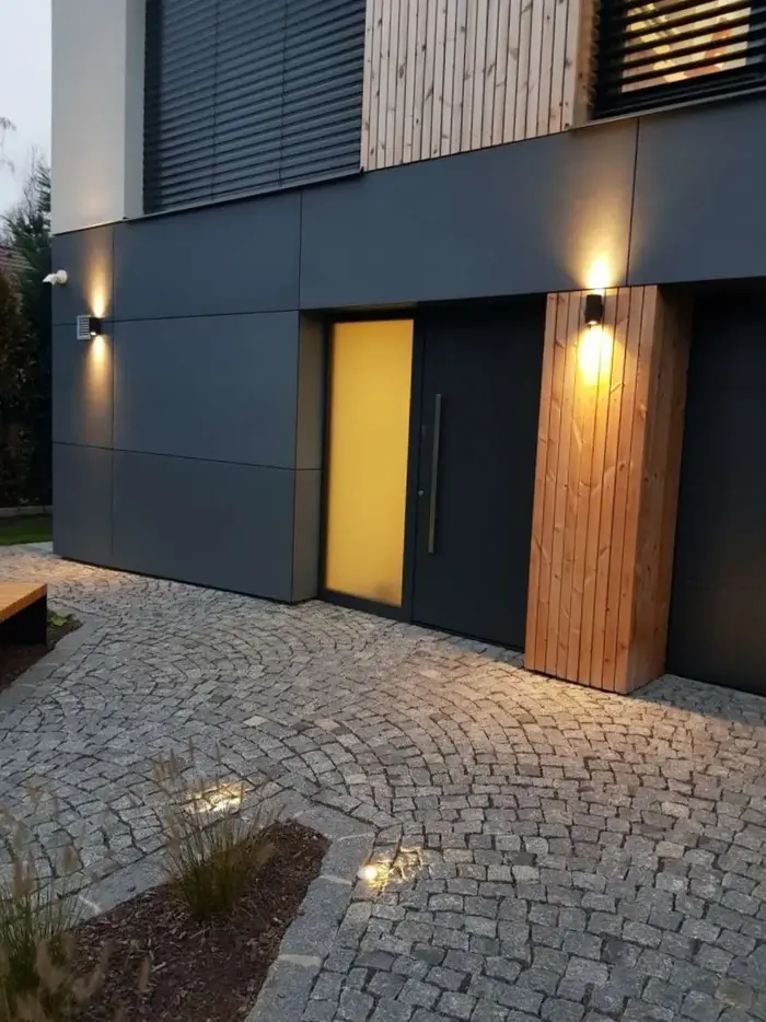 Teplé nasvícení exteriéru zpříjemní každý příchod z práce.