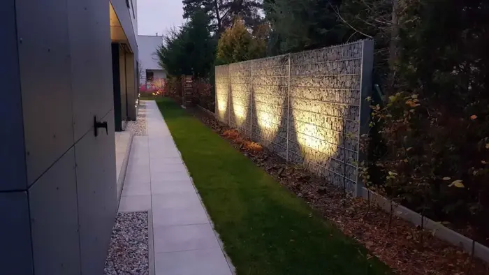 Nasvícení gabionu teplým světlem vytvoří bezva atmosféru mezi interiérem a exteriérem.