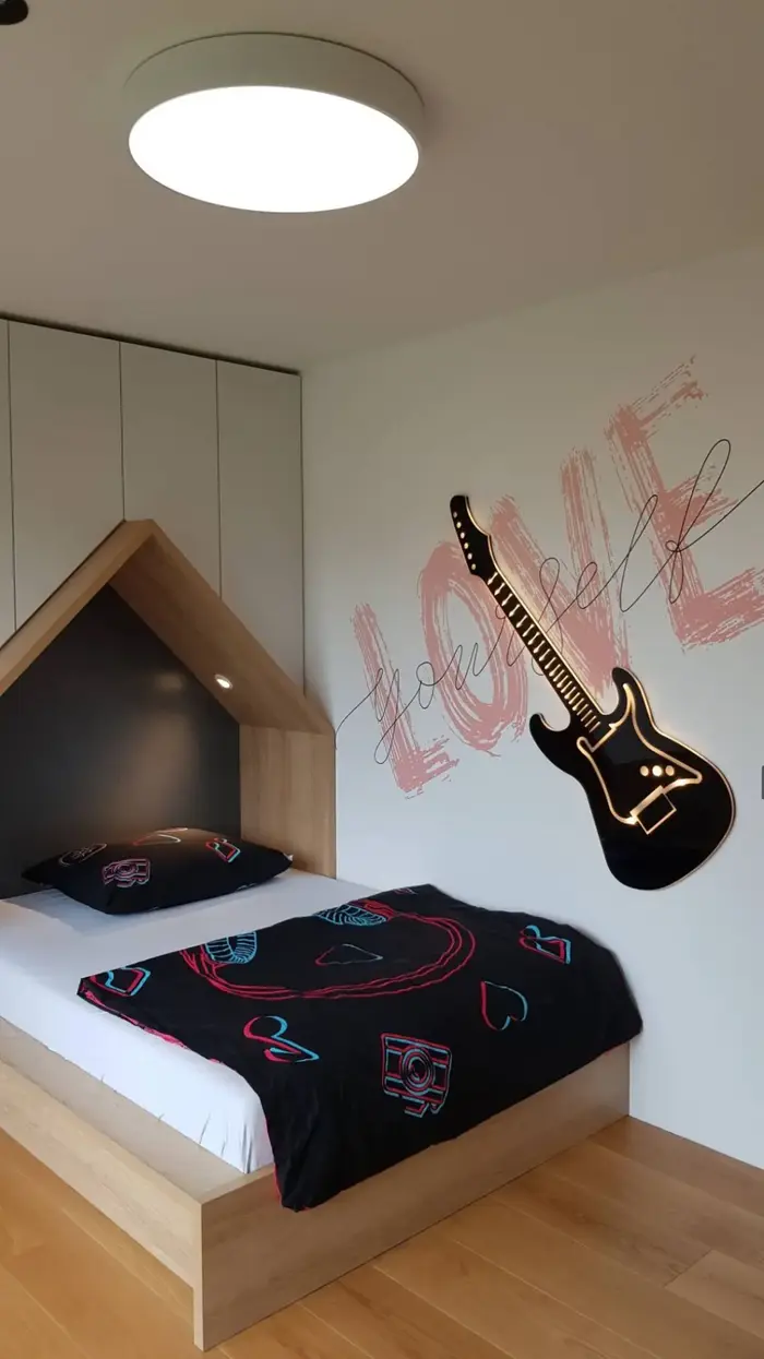 Kvalitní LED osvětlení dětského pokoje, vybavené proměnnou teplotou bílé, doplněné o designový prvek prosvětlený LED RGBW s chytrým ovládáním.