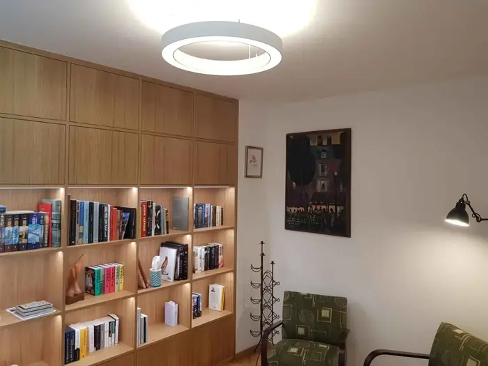 Chytré stmívatelné světlo do obýváku. V kombinace s nasvětlením knihovny pro dotvoření příjemné atmosféry.