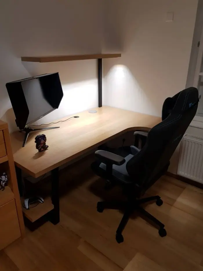 Když potřebujete umístit stůl do pokoje, ale nění tam vývod ze stropu. Náš stůl se smart osvětlením stačí strčit do zásuvky.