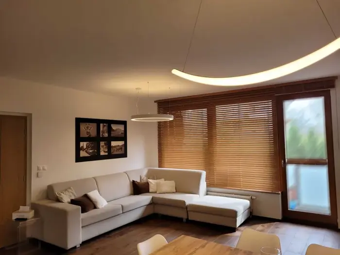 Stropní svítidla do obýváku v designovém provedení. Chytré osvětlení LED, přímo-nepřímé vyzařování zvlášť na zakázku.