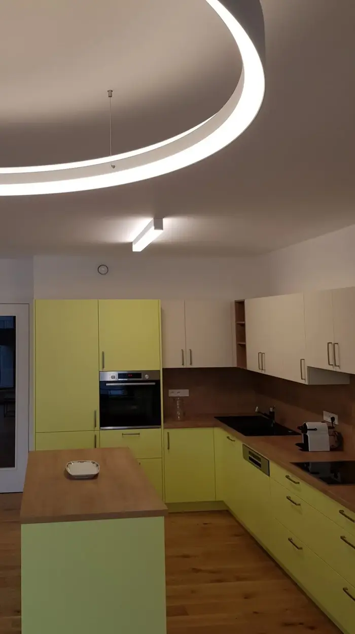 Svěží barvy interiéru doplní moderní LED osvětlení české výroby od firmy Halla. Od nás chytré osvětlení s chytrými tlačítky.
