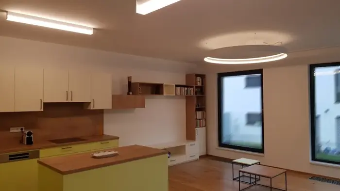 Moderní osvětlení obývacího pokoje doplněné o stylové osvětlení kuchyně a jídelního stolu. Smart osvětlení na míru.
